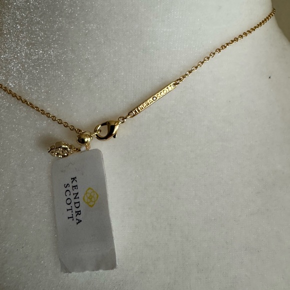 Kendra Scott Framed Abbie Short Pendant Necklace - Picture 6 of 6